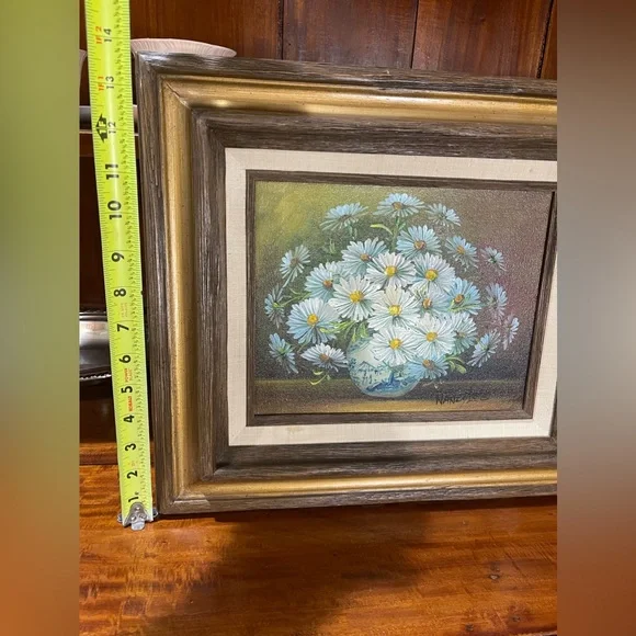 Original oil painting of daisies in a vase signed by the artist Nancy Lee